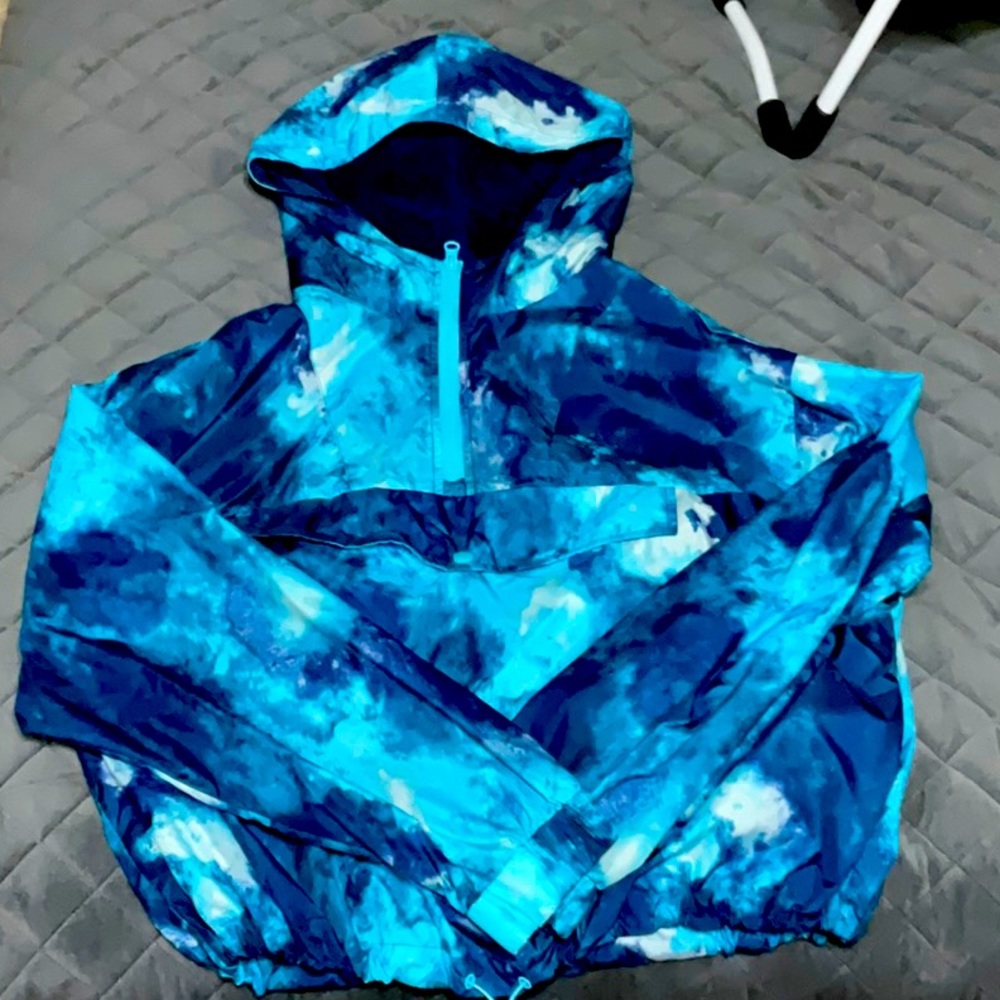 Tie dye cropped jacket, big front pocket attached.